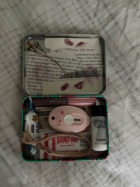 Barkleys Mints Wallet, Metal Box Ideas, Altoid Tin Wallet, Altoids Tin Crafts, Altoids Box Ideas, Altoid Tin Ideas, Altoids Wallets, Altoid Wallet, Tin Wallet