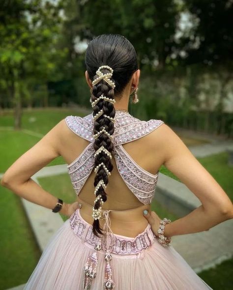 Braided Hairstyles With Punjabi Suit, Gujarati Bridal Hairstyles, Indian Bridal Braided Hairstyles, Long Plait Hairstyles, Jaggo Hair Styles, Braided Hairstyles For Wedding Indian, Bridal Hairstyles Indian Weddings Front, Hairstyles With Dresses, Wedd Hairstyles