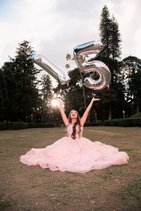 Quinceanera Photo Shoot Ideas, Quinceanera Backyard Ideas, Quinceanera Photoshoot Ideas Butterfly, Birthday Park Photoshoot, Quince Photo Shoot Ideas, Quince Inspo Pictures, Quince Pictures Ideas, Quinceanera Photoshoot Ideas Fun, Xv Pictures Ideas