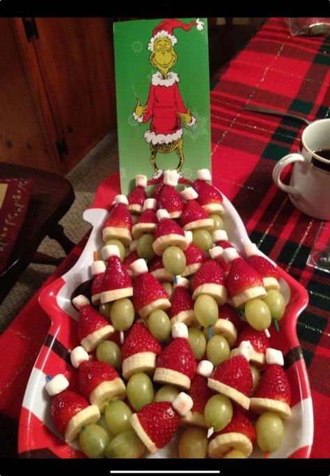 Christmas Gender Reveal Food, Grinch Theme Snacks, Grinch Gender Reveal Ideas, Grinch Baby Shower Ideas, Whobilation Party, Grinch Snacks, Grinch Treats, Grinch Christmas Treats, Grinch Fruit