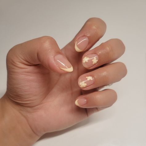 Yellow French tip nails. Summer. Flowers Yellow Nail Inspo Short, Pale Yellow French Tip Nails, French Nails Yellow, Short Nails Yellow, Baby Yellow Nails, Yellow French Nails, French Tip Nails Summer, Yellow French Tip Nails, Nails Summer Flowers