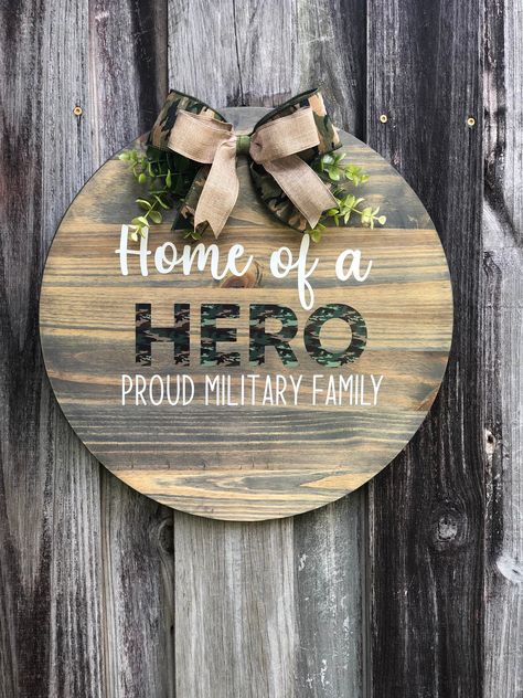 Military Decorating Ideas, Patriotic Front Door, Charger Plate Crafts, Army Crafts, Military Crafts, Military Signs, Military Christmas, Military Decor, Patriotic Sign