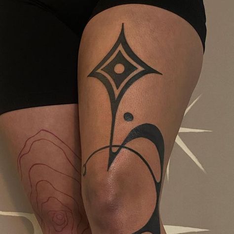 Women Half Back Tattoo, Cool Tattoo Placement Ideas, Minimal Lower Back Tattoo, Knee Surgery Scar Tattoo, Contemporary Tattoo Design, Full Stomach Tattoo Woman, Back Of Knee Tattoo, Color Tattoos On Dark Skin, Tattoo Ideas Geometric