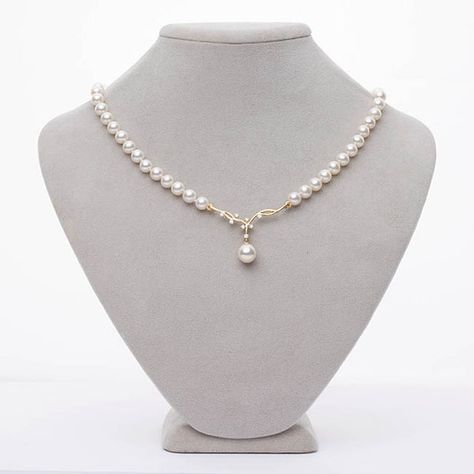 Modern Pearl Necklace Design, Subtle Jewelry, Custom Jewelry Necklaces, Choker Necklace Designs, Fancy Jewelry Necklace, Pretty Jewelry Necklaces, Pearl Jewelry Design, Pearl Necklace Designs, Pearl And Diamond Necklace