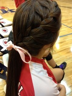 I love how she seems to have a sport uniform on, which is what makes it awesome that her hair looks that great during a game Basketball Hair, Sporty Hair, Softball Hair, Cute Volleyball Hairstyles, Volleyball Life, Side Braid Ponytail, Volleyball Hair, Sports Hair, Softball Hairstyles