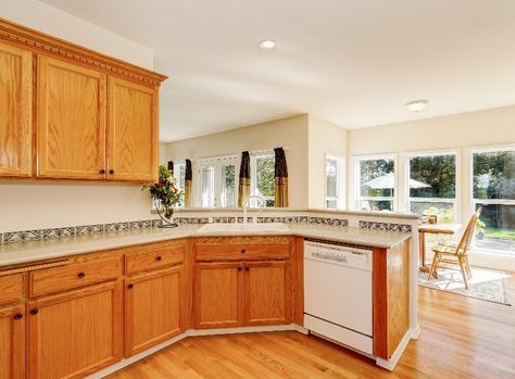 Kitchen Paint Colors with Oak Cabinets - Designing Idea Paint Color To Compliment Oak Cabinets, Paint Colors With Honey Oak Trim, Kitchen Paint Colors With Oak Cabinets, Modern Kitchen Paint Colors, Oak Wood Cabinets, Colors With Oak Cabinets, Oak Kitchen Cabinets Wall Color, Kitchen Cabinets Orange, Modern Oak Kitchen