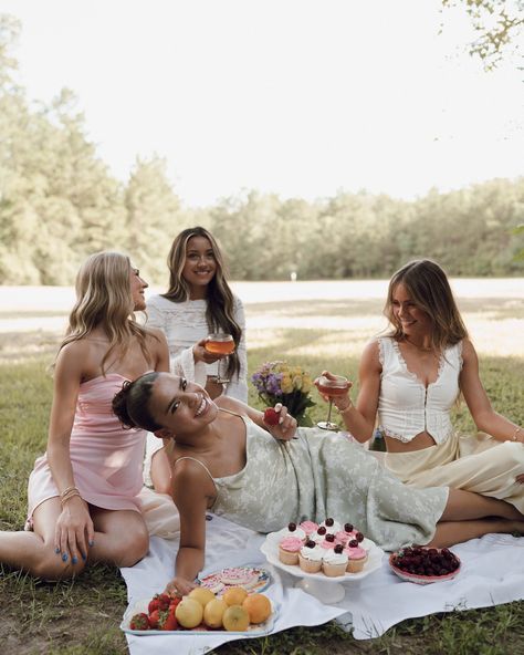 Posing With Friends, Aesthetic Picnic Ideas, Girlfriends Photoshoot, Picnic With Friends, Friends Photoshoot, Aesthetic Picnic, Picnic Ideas, Friend Poses, Friend Photoshoot