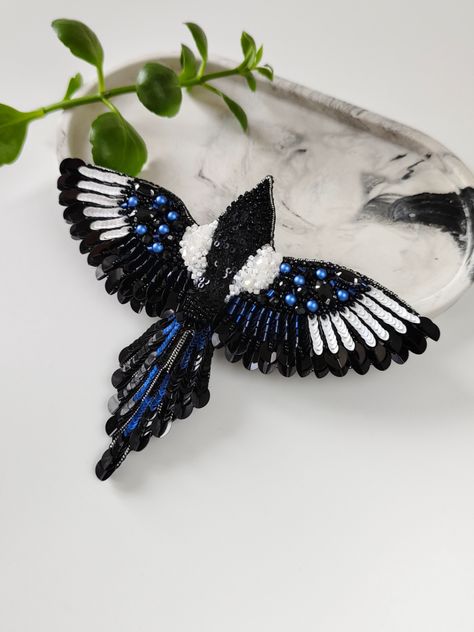 Hand Beaded Embroidery, Bird Beads, Brooch Diy, Beautiful Beadwork, Choker Pendant, Earrings Design, Beadwork Patterns, Bead Embroidery Jewelry, Animal Brooch