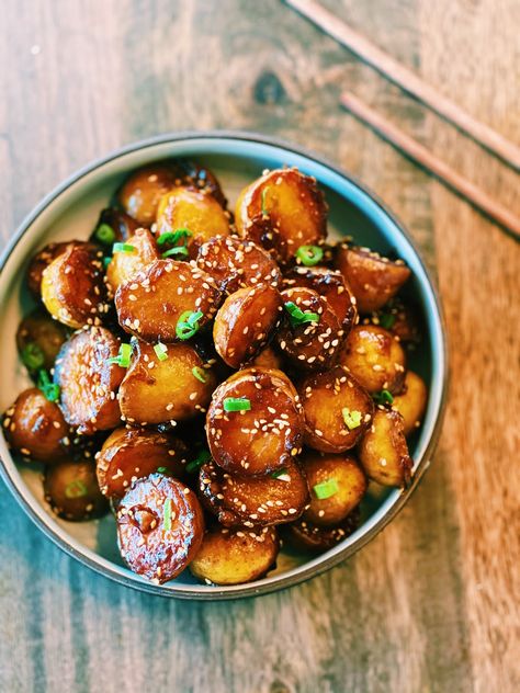 Honey Garlic Potatoes, Asian Potatoes, Mac Recipes, Tiffy Cooks, Asian Side Dishes, 20 Minute Dinners, Garlic Potatoes, One Pot Dinner, Potato Recipe