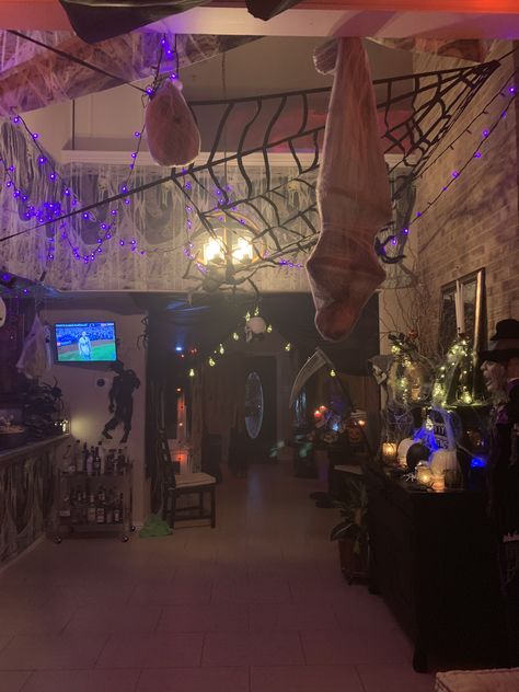 Halloween Decorations Indoor Theme, Spooky Halloween Party Decorations Haunted Houses, Halloween Streamer Ideas, Scary Halloween Couple, Halloween Makeup Ideas Scary, Makeup Ideas Scary, Female Halloween Costumes, Halloween Streamers, Scary Halloween Makeup Ideas