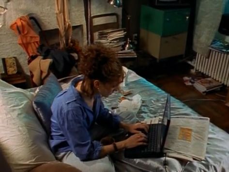 Carrie Bradshaw Writing Aesthetic, Laptop Writing Aesthetic, Carrie Bradshaw Laptop, Tv Writer Aesthetic, Nyc Writer Aesthetic, Writer Aesthetic Laptop, Magazine Writer Aesthetic, Carrie Bradshaw Writing, Writing On Laptop