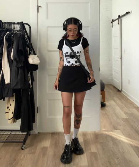 Goth Hot Weather Outfit, Black Summer Outfits Grunge, Latina Street Style, Heel Loafers Outfit, Alt Summer Outfits, Black Summer Outfits, Goth Casual, Outfits Paris, Hot Weather Outfits