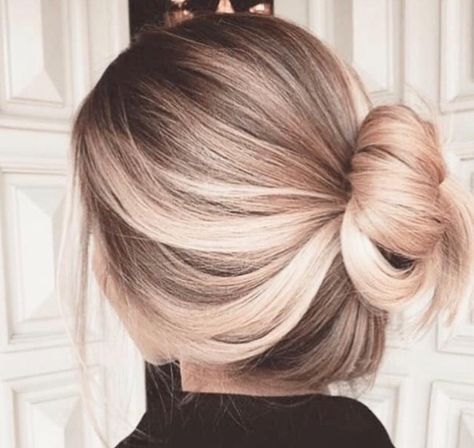 Sandy Blonde Hair, Ombré Hair, Happy Hair, Summer Hair Color, Great Hair, Blonde Hair Color, Messy Hairstyles, Hair Hairstyles, Messy Bun