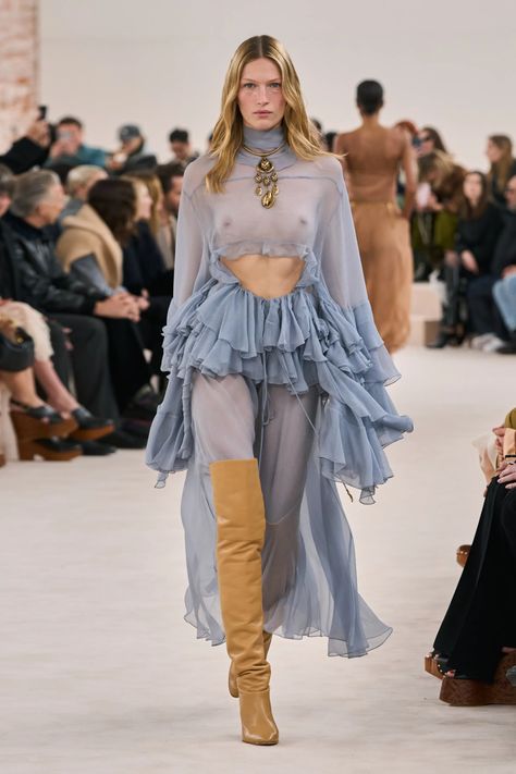 Chloé Fall 2024 Ready-to-Wear Fashion Show | Vogue Bohemian Schick, Boho Chic Fall, Haute Couture Style, Chloe Fashion, Fall Winter Fashion Trends, Chloe Dress, Estilo Hippie, Moda Paris, Mode Boho