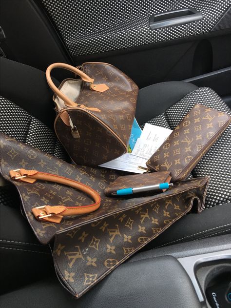 Louis Vuitton Old Money, Luis Vuitton Aesthetic Bag, Lv Purse Aesthetic, Money In Louis Vuitton Bag, Brown Aesthetic Louis Vuitton, Lv Tote, Louis Vuitton Bag Outfit, Hermes Men, Super Rich Kids