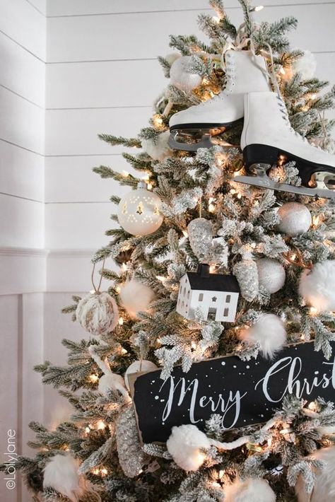 55 Farmhouse Christmas Tree Decor Ideas - DigsDigs Christmas Tree Themes Simple, Farmhouse Christmas Tree Decor Ideas, Farmhouse Christmas Tree Decor, Winter Wonderland Christmas Tree, Wonderland Christmas Tree, Christmas Tree Box Stand, Christmas Centrepieces, Mesh Christmas Tree, Flocked Tree