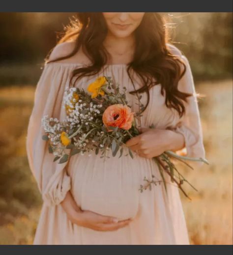 Maternity With Bouquet, Maternity Pictures With Flower Bouquet, Diy Maternity Photos Flowers, Baby In Bloom Photoshoot, Floral Maternity Shoot Outdoor, Maternity Poses With Flowers, Maternity Shoot With Flower Bouquet, Maternity Session With Flowers, Baby In Bloom Pregnancy Announcement