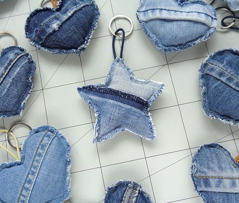 Återvinna Jeans, Ecofriendly Crafts, Heart Key Chain, Denim Crafts Diy, Jean Fabric, Fabric Christmas Ornaments Diy, Blue Jeans Crafts, Christmas Ornaments Diy, Denim Projects