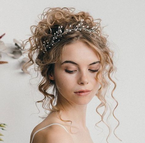 Boho Wedding Hair For Short Hair, Hairdos With Tiaras, Bridal Flower Crown Curly Hair, Punk Wedding Hair, Wedding Hair Curly Natural, Boho Wedding Hair With Veil, Hairstyles With Crown Tiaras, Bridal Hair Flower Crown, Hair With Tiara