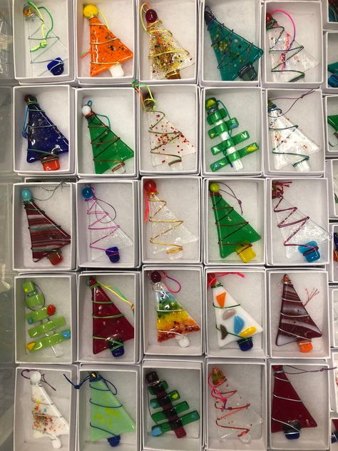 Fused Glass Ideas, Fused Glass Christmas, Glass Fusion Ideas, Glass Christmas Decorations, Fused Glass Artwork, Fused Glass Ornaments, Glass Fusing Projects, Glass Mosaic Art, Glass Art Projects