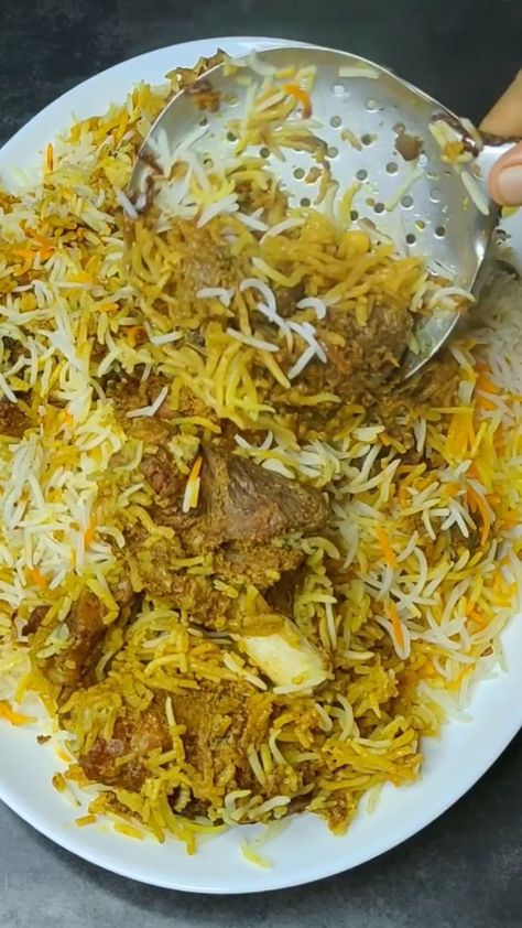 Chicken Biryani Recipe Pakistani, Biryani Recipe Chicken, Biryani Rice Recipe, Enchiladas Chicken, Indian Cuisine Recipes, Chicken Boneless Breast Recipes, Biryani Rice, Food Rice, Dhokla Recipe