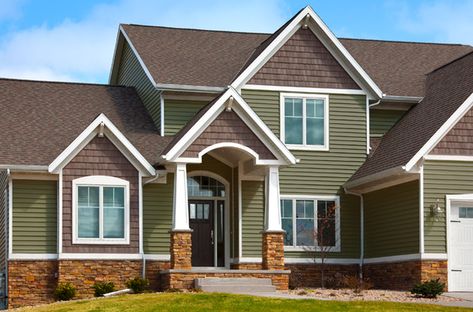 Highland Vinyl Siding | Horizontal Vinyl Siding | Mitten Vinyl Siding Exterior Vinyl Siding Colors, Vinyl Cedar Shake Siding, Vinyl Siding House, Royal Building, Vinyl Siding Colors, Exterior Siding Colors, Green Siding, Diy Roofing, Exterior House Siding