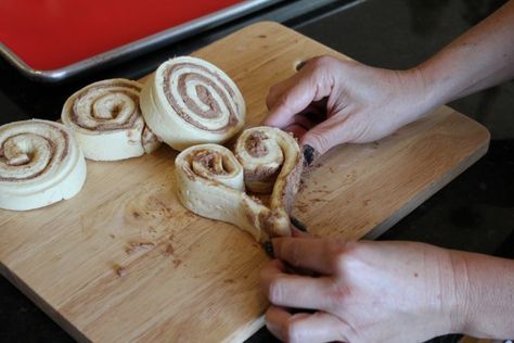 Cinnamon Rolls Pillsbury, Heart Cinnamon Rolls, Cinnamon Crescents, Heart Shaped Cinnamon Rolls, Cinnamon Crescent Rolls, Cinnabon Cinnamon Rolls, Valentine Treat, Cinnamon Almonds, Valentines Day Food