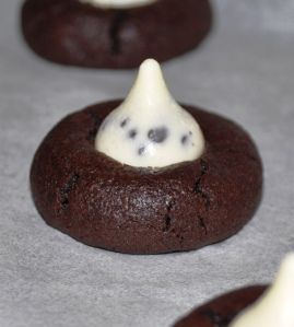 Thumbprint Cookies Hershey Kiss, Chocolate Thumbprints, Kisses Cookies, Kiss Cookie Recipe, Hershey Kiss Cookies, Fabulous Desserts, Chocolate Thumbprint Cookies, Xmas Recipes, Thumbprint Cookies Recipe