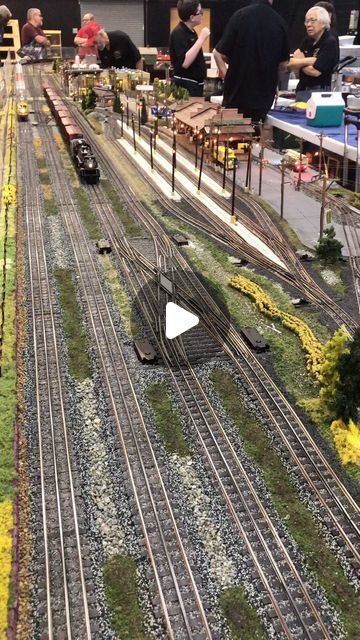 N Scale Model Train Layouts, Model Trains Ho Scale, Model Houses, Ho Train Layouts, N Scale Model Trains, Ho Model Trains, Model Railway Track Plans, Railroad Art, Railway Track