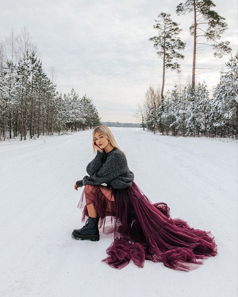 Snow Dress Photoshoot, Winter Formal Photoshoot Ideas, Cold Photoshoot Ideas, Photoshoot In A Dress, Winter Field Photoshoot, Snow Shoot Ideas, Winter Birthday Photoshoot, Winter Birthday Photoshoot Women, Snow Photoshoot Ideas