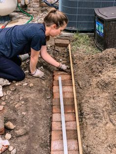 How to Add a Brick Border to Your Flower Bed - Building Bluebird Easy Outdoor Diy, Brick Border, Brick Garden Edging, Brick Laying, Brick Garden, Front Yard Landscaping Plans, Front Porch Ideas Curb Appeal, Front Yard Landscaping Simple, Outdoor Diy Projects