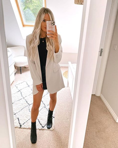 Cream Blazer Dress Outfit, Blazer With Mini Dress Outfit, Mini Skirt With Blazer Outfit, Blazer Outfits Skirt, Mini Skirt And Blazer Outfit, Blazer And Mini Skirt Outfits, Mini Dress And Blazer Outfit, Mini Skirt And Blazer, Dress And Blazer Outfit