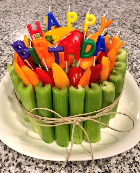 Best friend on a diet on their birthday?? Help them out with a veggie cake! Lettuce head base, celery surrounding, sweet peppers and tomato “sprinkles”. Birthday Veggie Tray Ideas, Diet Birthday Ideas, Savory Birthday Cake Ideas, Birthday Veggie Tray, Veggie Cake, Cake With Vegetables, Cake With Vegetable Decoration, Veggie Birthday Cake, Vegetable Birthday Cake