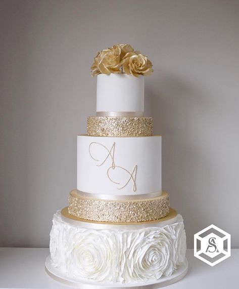 Wedding Cakes on Instagram: “An elegant three tier cake we made last week, with gold sequin separators to give height and a crown of gold sugar roses 🌹” Wedding Cakes Gold, White And Gold Wedding Cake, Vintage Pasta, White And Gold Wedding, Wedding Cake Roses, Elegant Birthday Cakes, Simple Elegant Wedding, Floral Wedding Cakes, Pink Wedding Cake