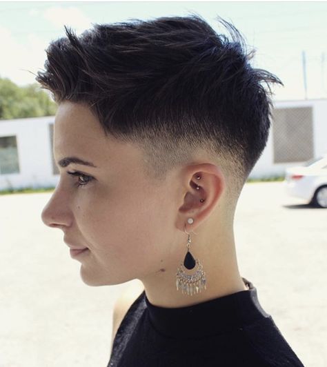 Fade Haircut Women, Short Haircuts Ideas, Mid Fade Haircut, Types Of Hair Color, Pixie Haircut Ideas, Androgynous Hair, Haircut Women, Mid Fade, Haircuts Ideas