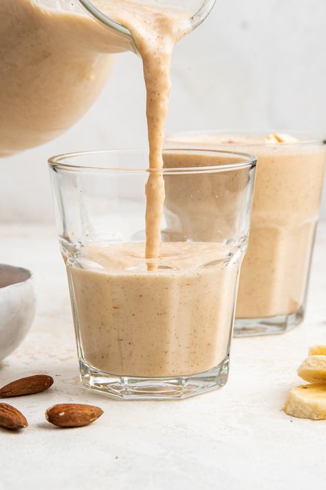 Need a super easy smoothie recipe that will be your kiddos (and your!) favorite summer drink? This banana almond butter smoothie fits the bill. #almondbutter #smoothierecipe #kidfriendlyrecipe #eatingbirdfood Banana Almond Butter, Easy Smoothie Recipe, Almond Butter Smoothie, Almond Smoothie, Vanilla Almond Milk, Easy Smoothie Recipes, Summer Drink, Bird Food, The Bill