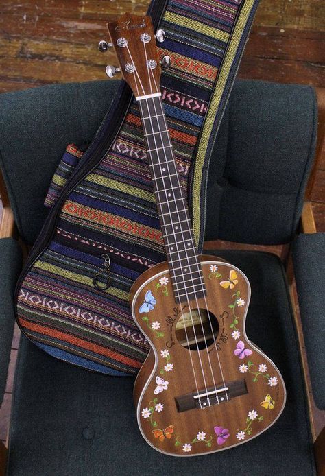 Ukelele Aesthetic Vintage, Hand Painted Ukulele, Painted Ukelele Ideas, Painted Ukulele Aesthetic, Decorated Ukulele, Pretty Ukulele, Painted Guitar Acoustic, Painting Ukulele, Ukulele Painting Ideas