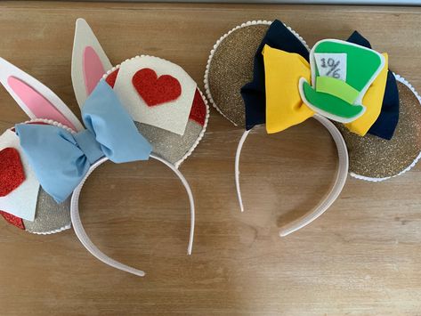 Alice in wonderland inspired mickey ears!! -BMP Alice In Wonderland Ears, Alice In Wonderland Disney Ears, Alice In Wonderland Mickey Ears, Diy Mickey Mouse Ears, Decoration Classroom, Diy Disney Ears, Disneyland Ears, Diy Mickey Ears, Disney Mouse Ears