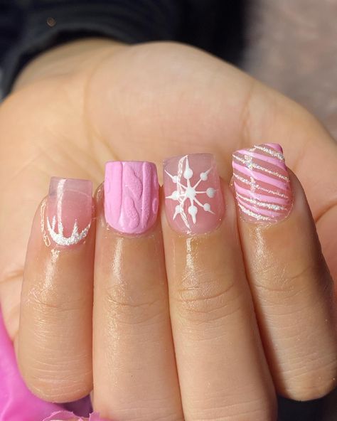 Christmas Short Square Acrylic Nails, Short Thanks Giving Nails, Christmas Nails Extra Short, Pink Christmas Pedicure, Christmas Nails Short For Kids, Shorties Nails Square Winter, Short Oval Nails Acrylic Christmas, Cheap Christmas Nails, Short Pink Winter Nails