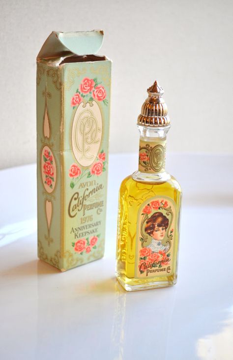 Vintage Parfum, Avon Perfume Bottles, Avon Bottles, Perfume Vintage, Pretty Perfume Bottles, Avon Collectibles, Avon Perfume, Avon Vintage, Beautiful Perfume Bottle