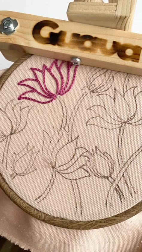 Back Stitch Video, Back Stitch Embroidery, Basic Hand Embroidery Stitches, Embroidery Stitches Beginner, Simple Hand Embroidery Patterns, Ribbon Embroidery Tutorial, Embroidery Lessons, Diy Embroidery Designs, Hand Embroidery Patterns Flowers