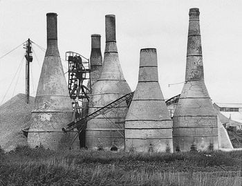 Giorgio Morandi / Bernd & Hilla Becher / Trisha Donnelly Hilla Becher, Giorgio Morandi, Industrial Landscape, Magic Places, Unusual Buildings, Water Towers, Industrial Architecture, Old Factory, Industrial Photography