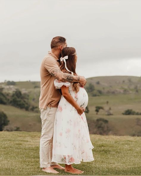 Fall Maternity Couples Photos, Skirt Maternity Photoshoot, May Maternity Photos, Maternity Shoot In Park, Pregnancy Pictures With Husband, Ranch Maternity Pictures, Modest Maternity Photoshoot, Maternity Shoot Family Of 3, Light And Airy Maternity Photos