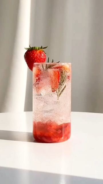 Resep Starbuck, Drinks Aesthetic, Refreshing Drinks Recipes, Strawberry Syrup, Homemade Drinks, Coffee Drink Recipes, Pretty Drinks, Food Drinks Dessert, Drinks Recipes