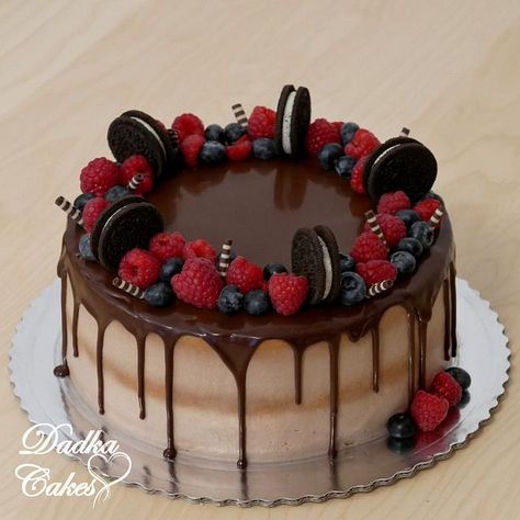 Drip cake by Dadka Cakes Chocolate Cake Decoration With Fruit, Fruit Drip Cake, Fruit Decoration Cake, Chocolate Fruit Cake Recipe, Birthday Cake Ideas Fruit, Fruit Cake Decoration Birthday, Macaron On Cake, Cake Designs Fruit, Birthday Chocolate Cake Decoration