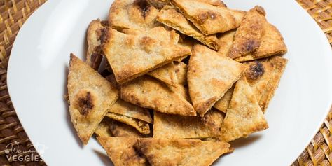 Naan Chips Baked Naan Bread Chips, Baked Naan Chips, Naan Bread Chips, Naan Chips, How To Make Chips, Hummus Chips, Nana Bread, Vegan Naan, Roasted Eggplant Dip