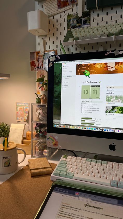 Green Imac, Desk Aesthetic Study, Imac Aesthetic, Study Light, Desk Aesthetic, Aesthetic Study, Desk Goals, Desk Inspo, Plants Green