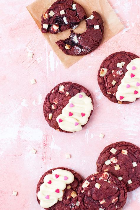 Hot Chocolate Cookie Recipes, Cookies Soft And Chewy, Cookie Tips, Cookies With White Chocolate, Velvet Cookies, Cookies Soft, Hot Chocolate Cookies, Make Cookies, Red Velvet Cookies