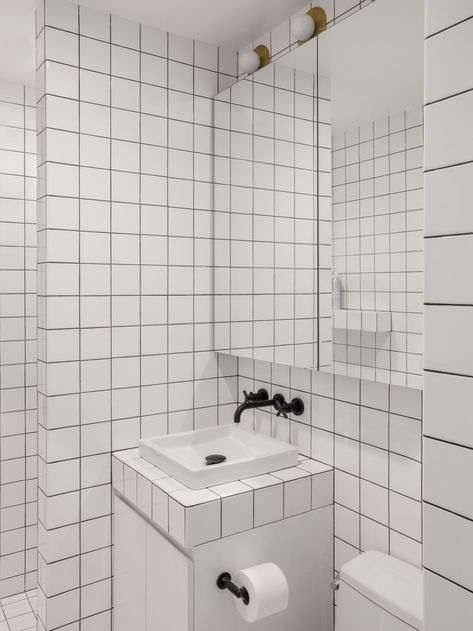 12 Small-Bathroom Makeovers That Make the Most of Every Inch #SOdomino #room #wall #architecture #bathroom #tile #bathroomaccessory Graphic Tile Bathroom, White Tiled Bathroom, Aesthetic Bathroom Decor, Tiled Bathroom, Sink Toilet, 20 Aesthetic, Bathroom Transformation, Small Showers, Aesthetic Bathroom