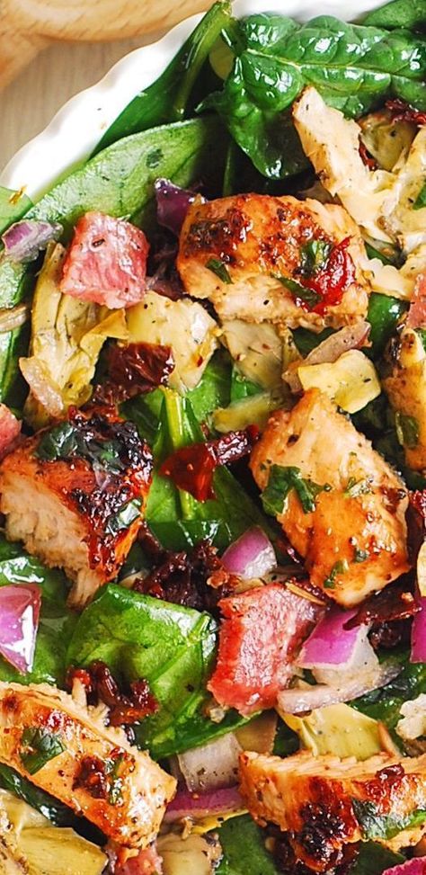 Salads With Meat Main Dishes, Italian Sun Salad, Traditional Italian Salad, Italian Salads, Salad With Chicken, Yummy Salads, Chicken Spinach, Red Onion Salad, Onion Salad